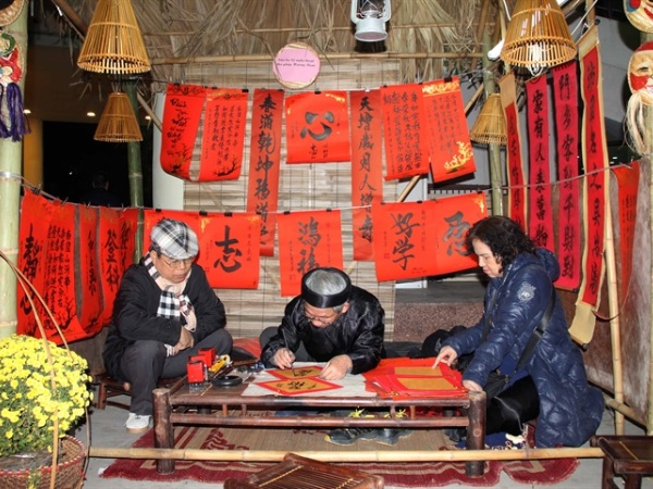 Kết nối cộng đồng qua hoạt động xin chữ, thưởng chữ